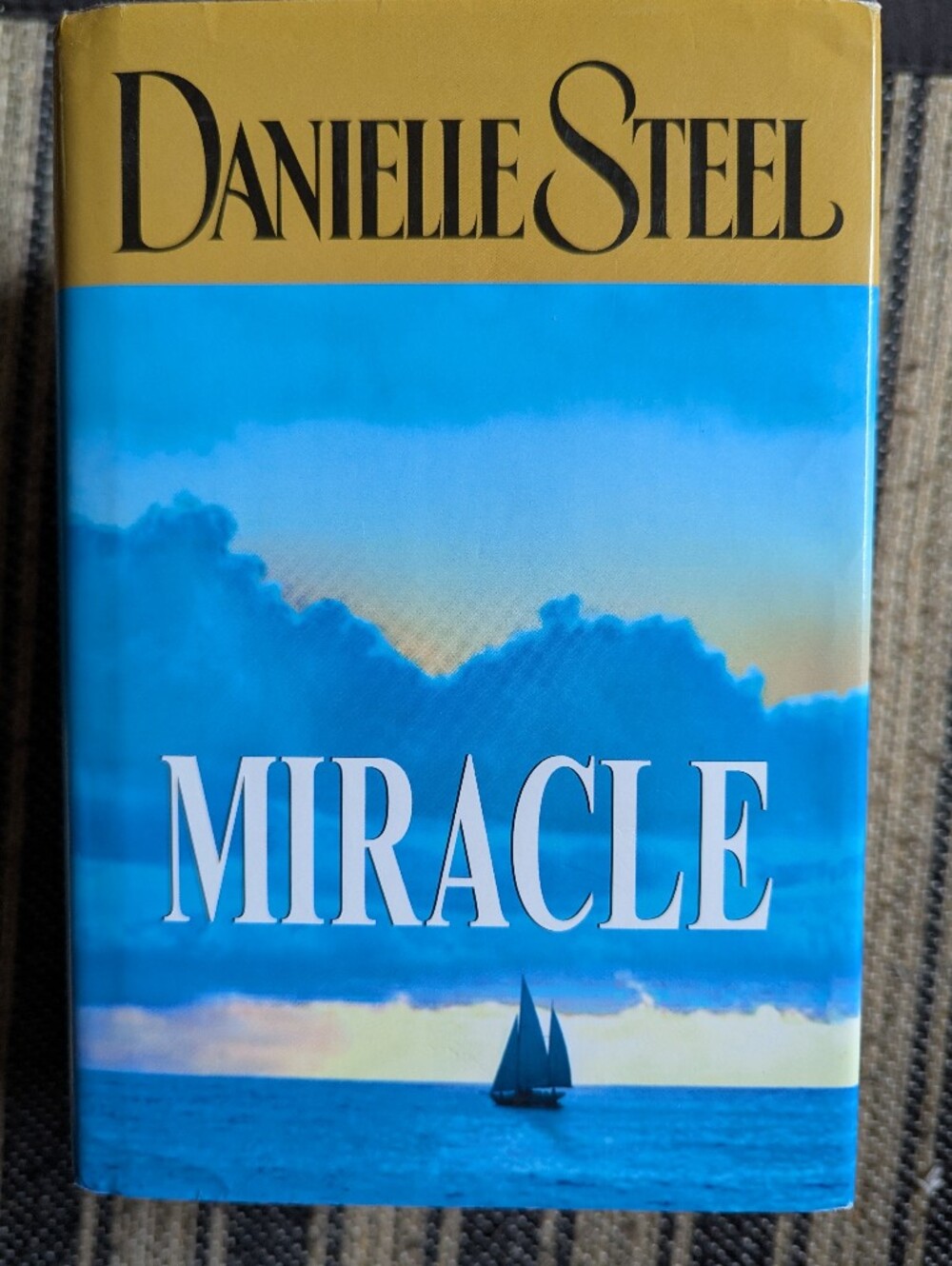 Danielle Steel "Miracle" Hardcover Large Print Book 248 Pages Easy Read